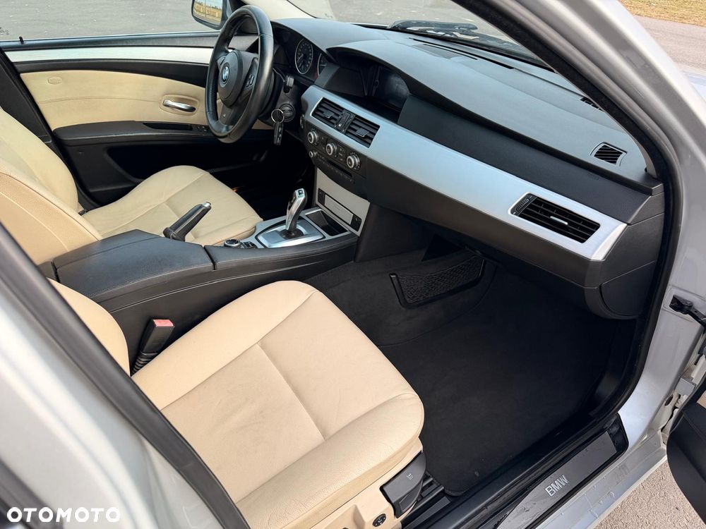 BMW Seria 5 525d xDrive - 15