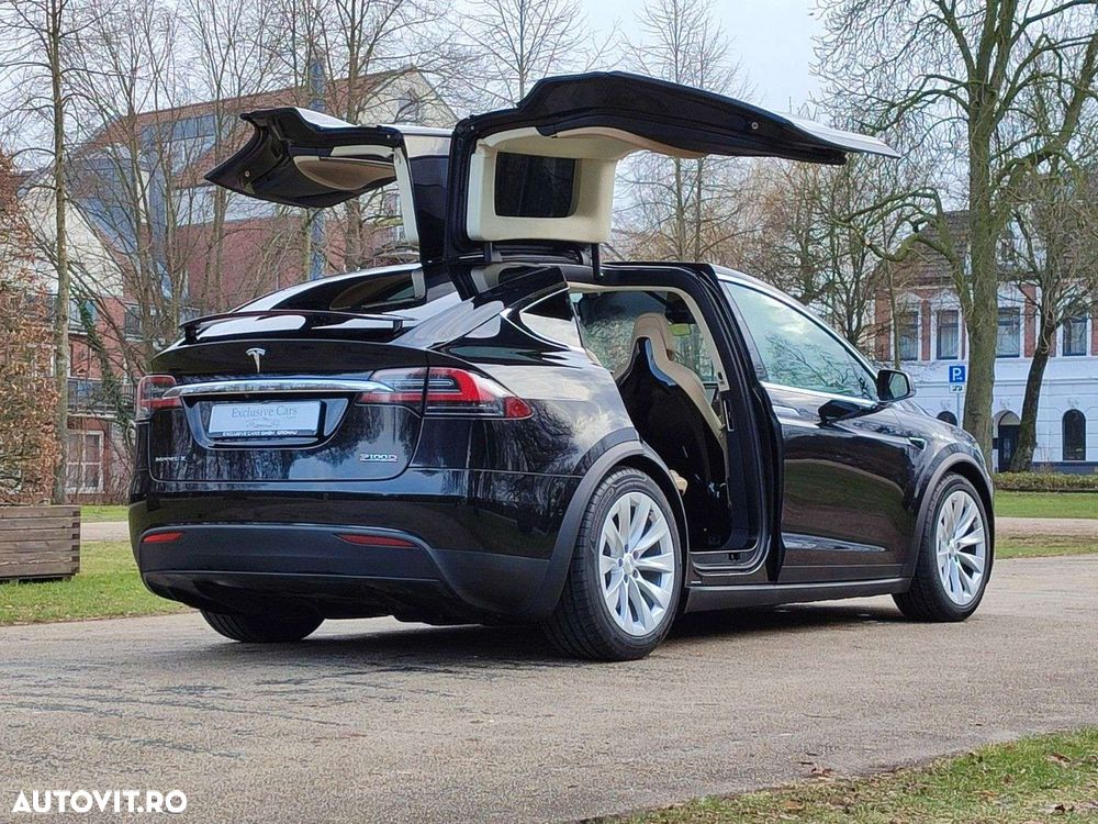 Tesla Model X - 14