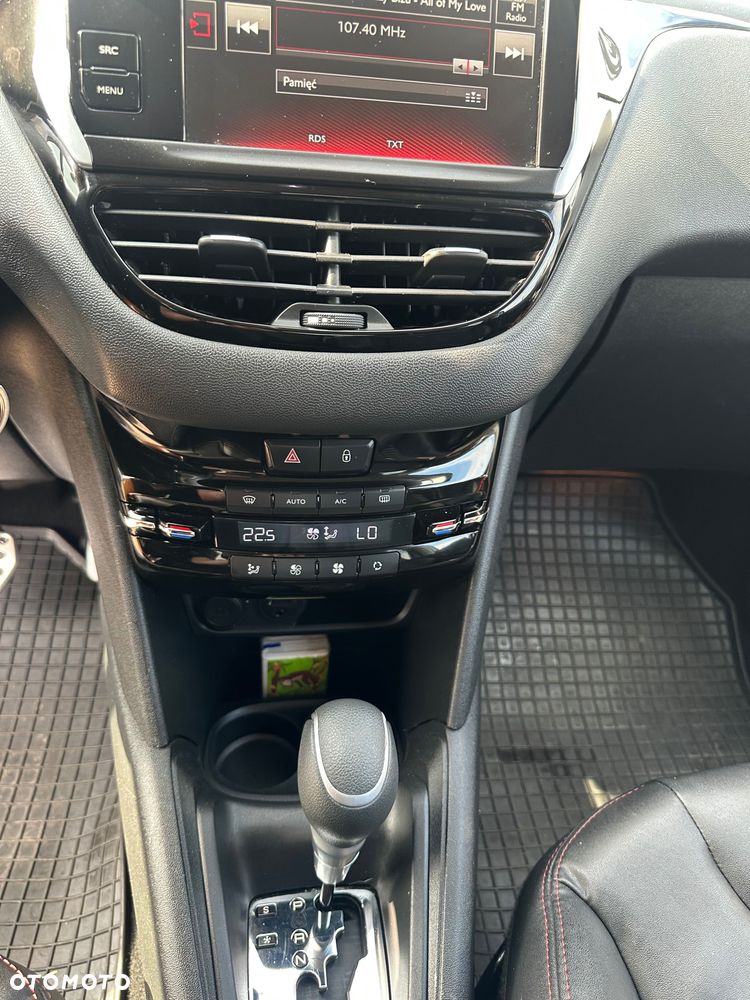 Peugeot 208 - 8