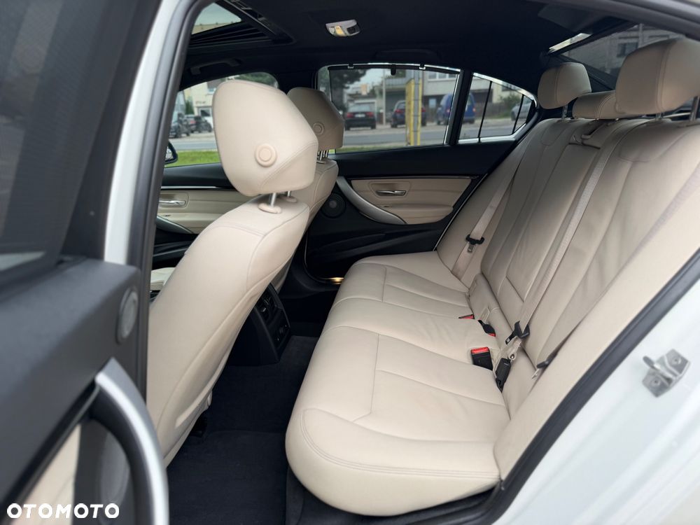 BMW Seria 3 328i xDrive - 24