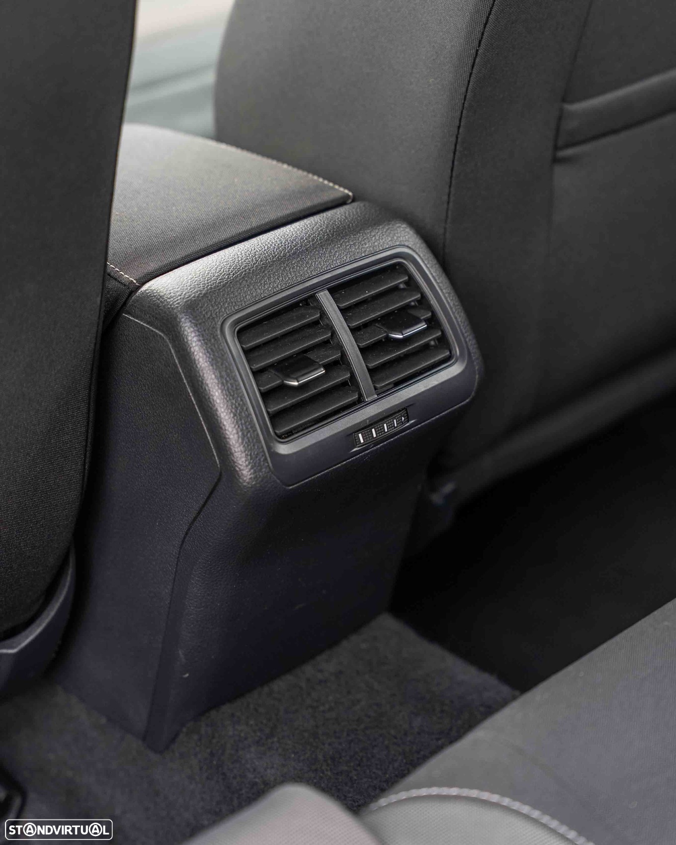 VW Golf Variant 1.6 TDi Highline DSG - 38
