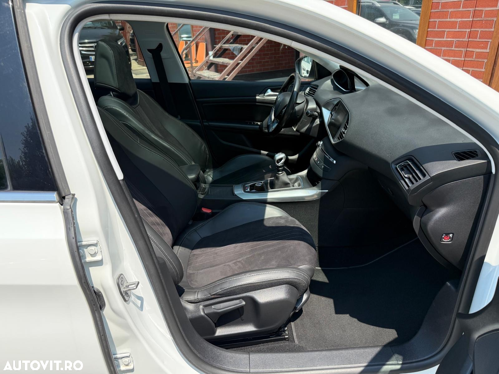 Peugeot 308 - 8