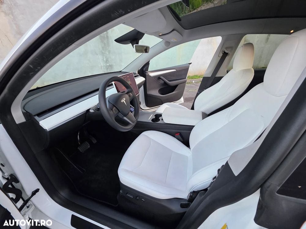 Tesla Model Y - 11