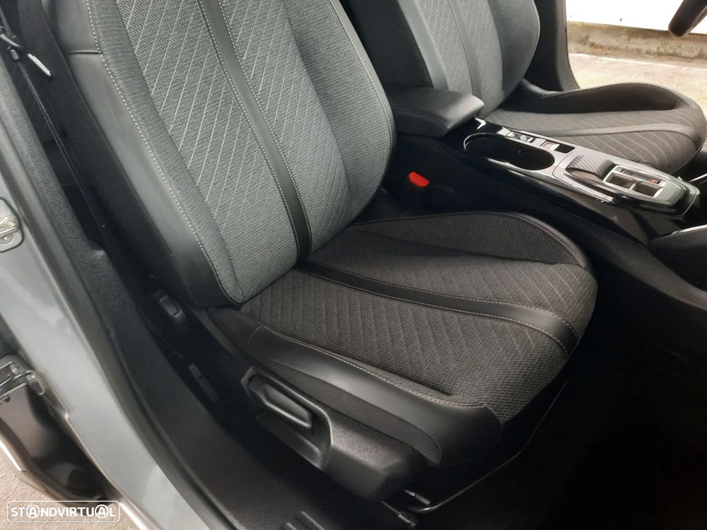 Peugeot e-2008 54 kWh Allure - 22