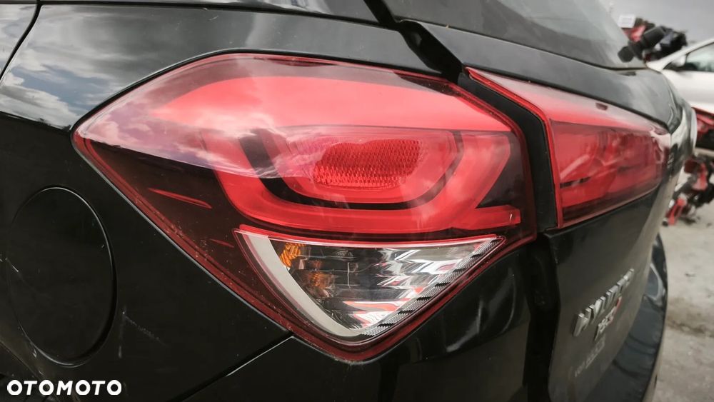 HYUNDAI I20 II HB 5D 16r LAMPA W BŁOTNIK LEWY TYŁ TYLNA - 1