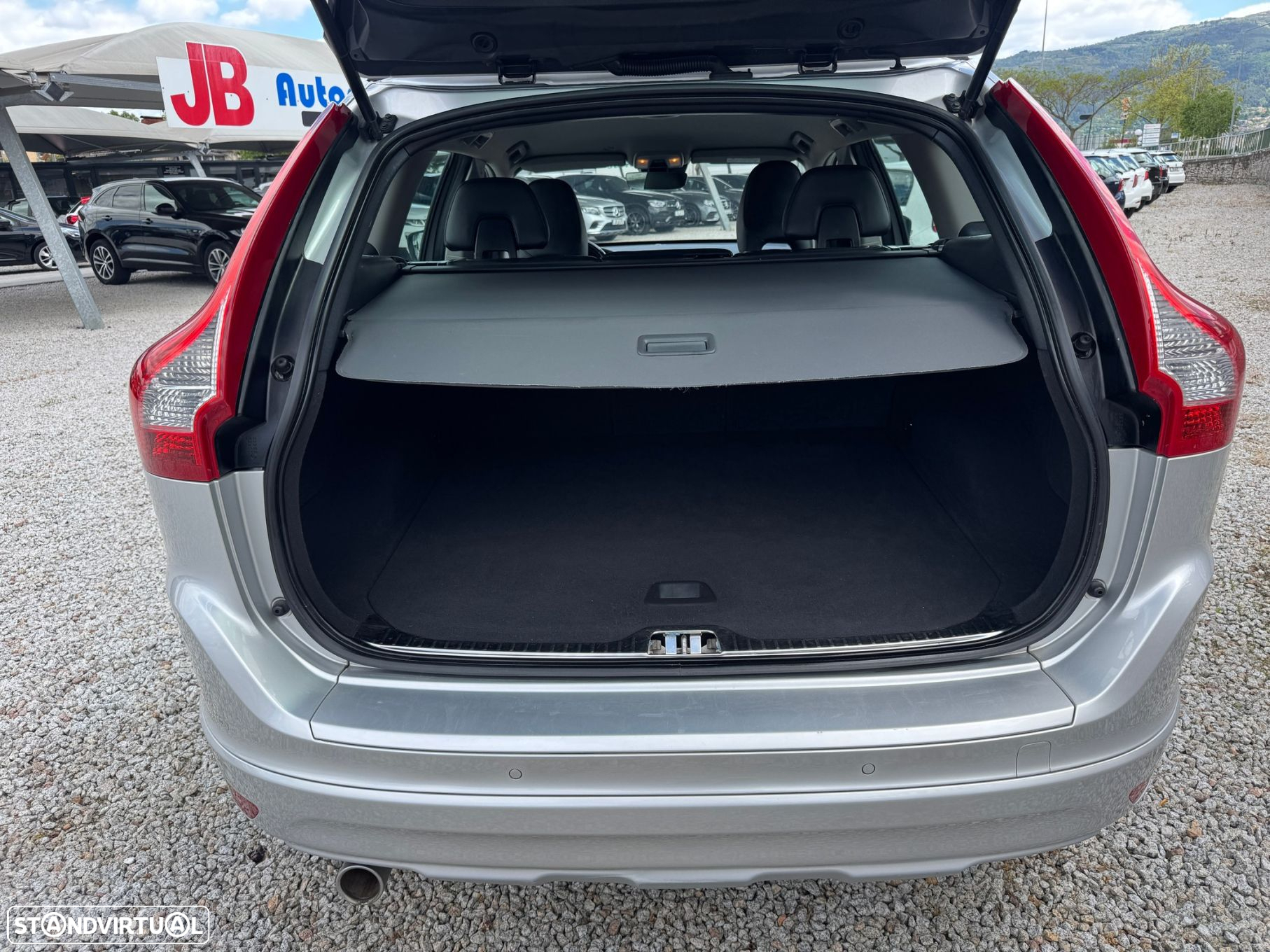 Volvo XC 60 2.0 D3 Momentum Geartronic - 16
