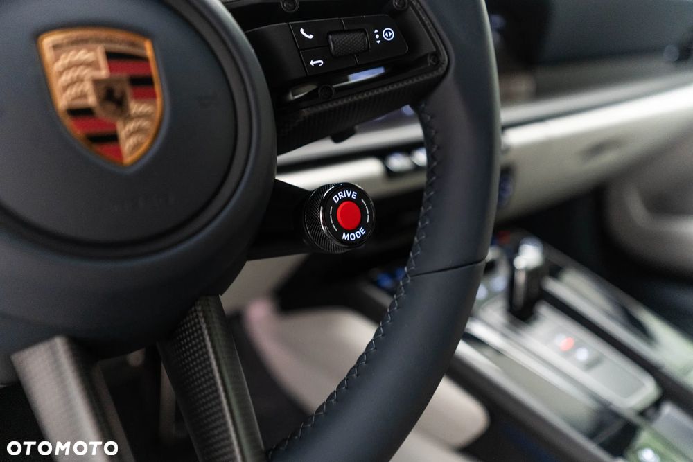 Porsche 911 Carrera 4 GTS - 16