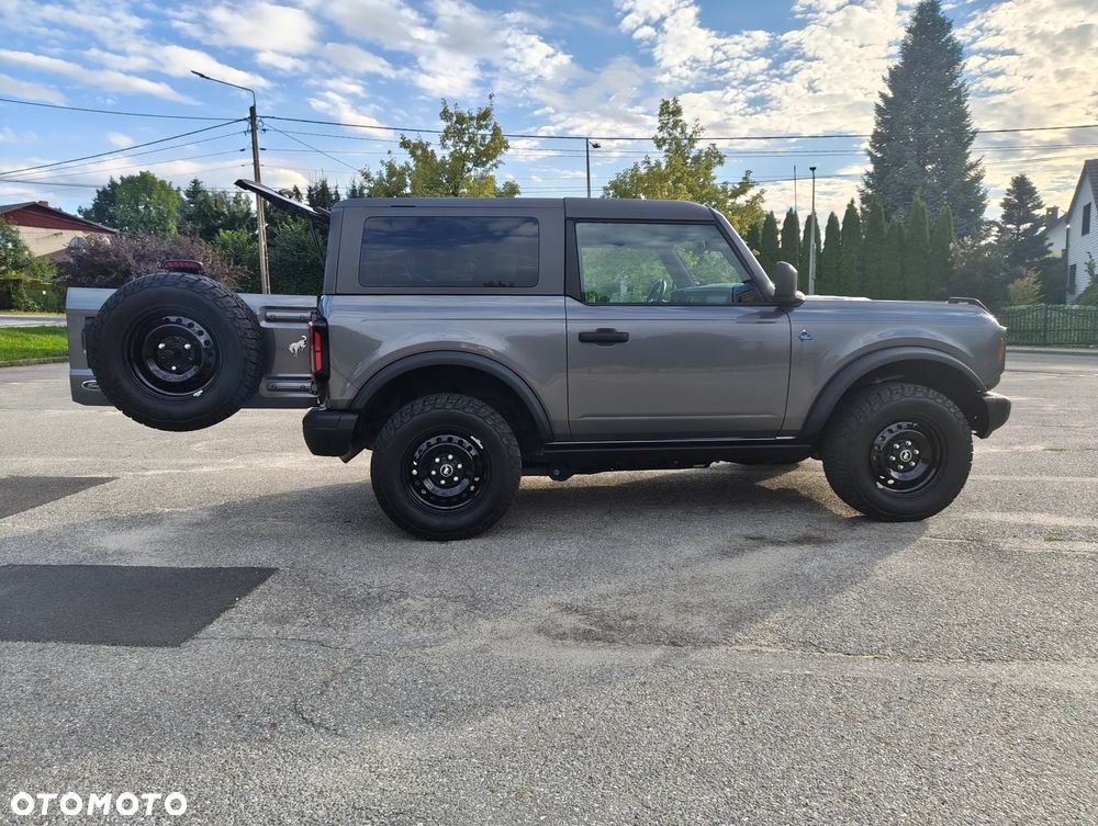 Ford Bronco - 1
