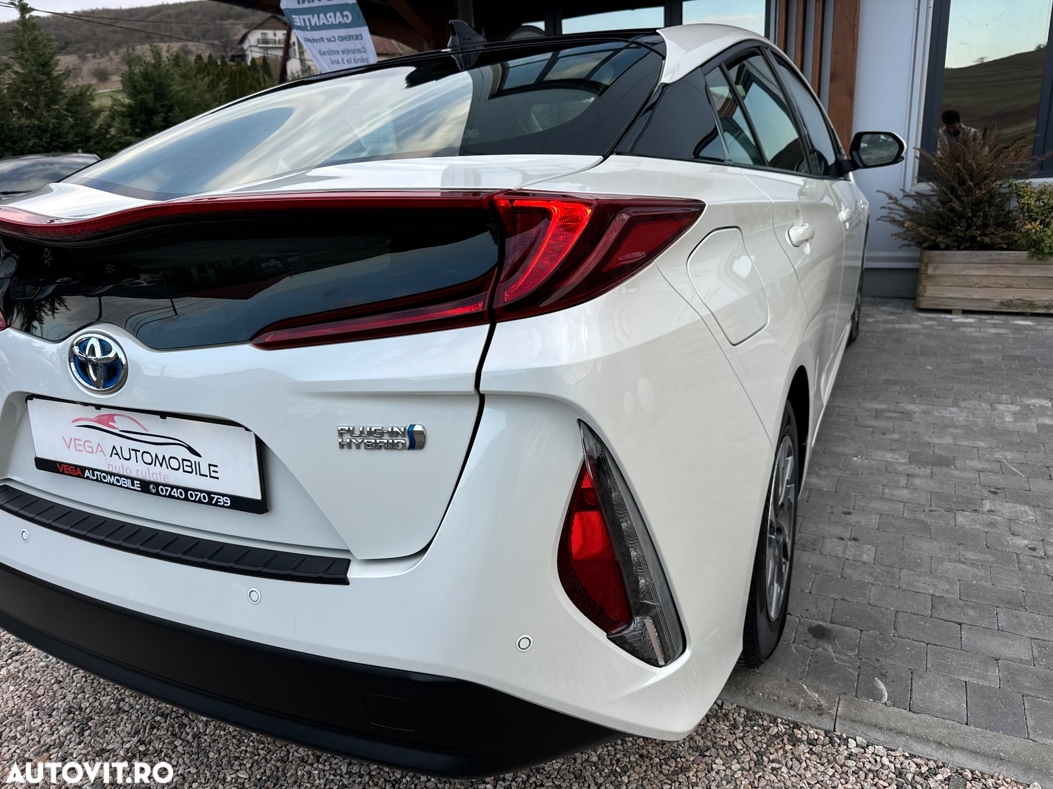 Toyota Prius Plug-in Hybrid Solar - 33