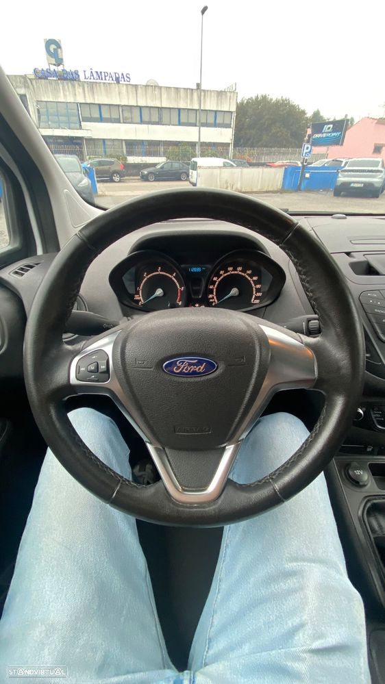 Ford Transit Courier - 26