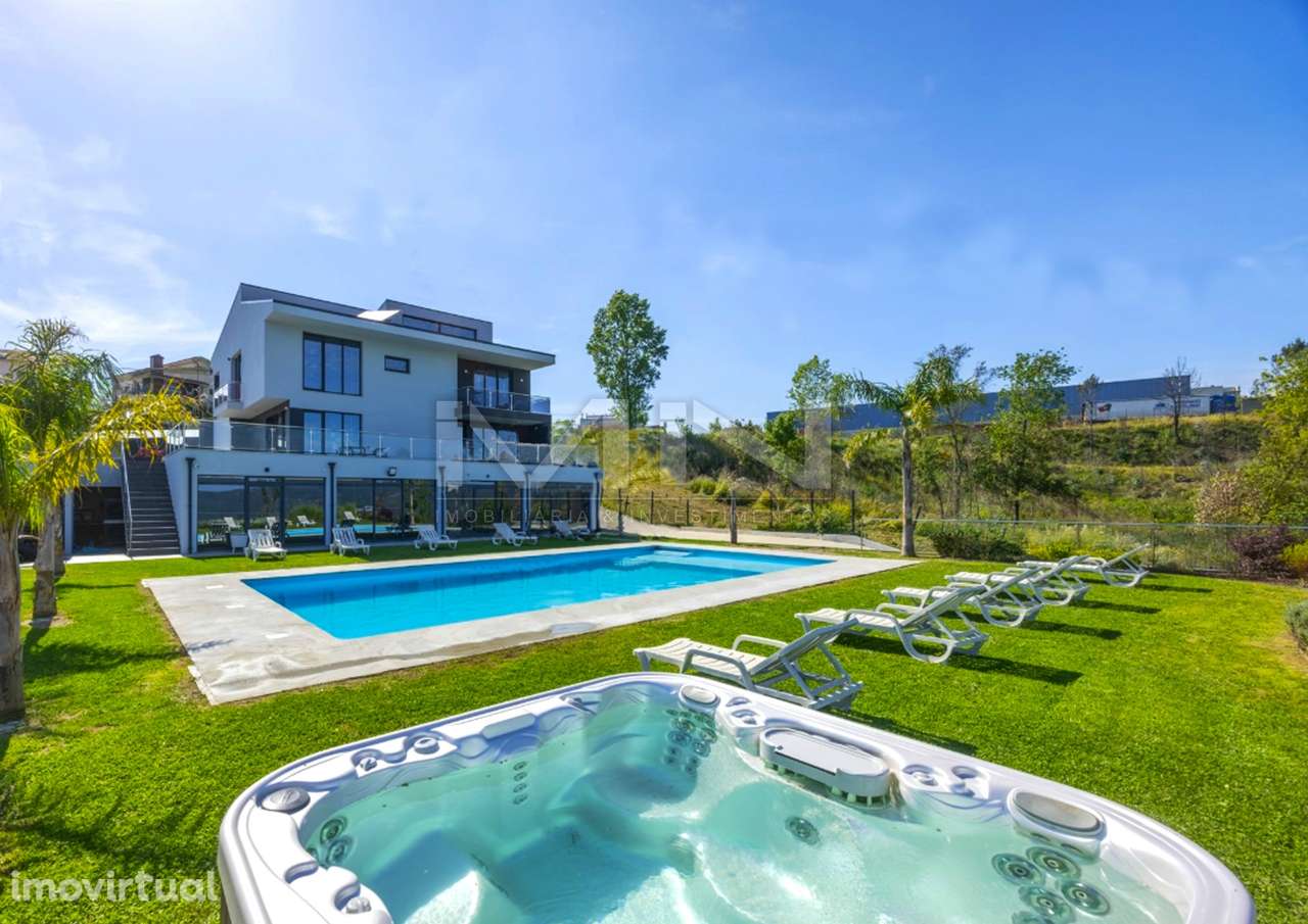 Moradia de sonho \ Piscina \ Jacuzzi \ 5 suites \ 3270m2 - Grande imagem: 3/60