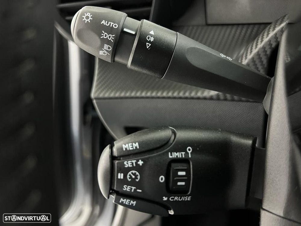 Peugeot 2008 1.2 PureTech Allure - 17