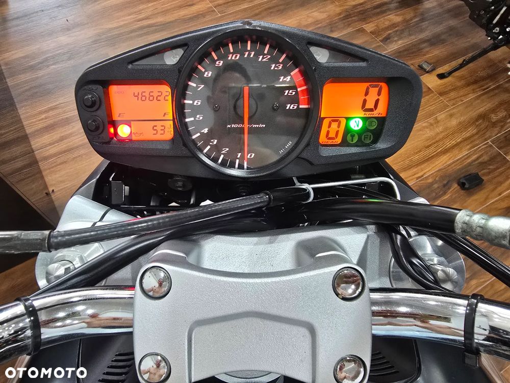 Suzuki GSR - 8
