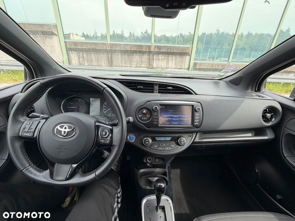 Toyota Yaris Hybrid 100 Business Edition - 25
