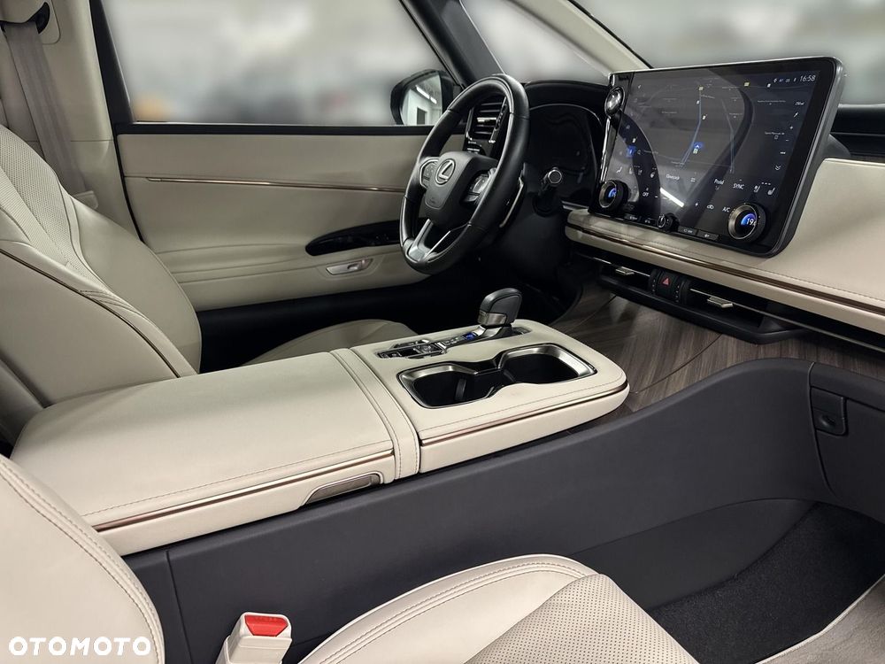 Lexus LM - 29