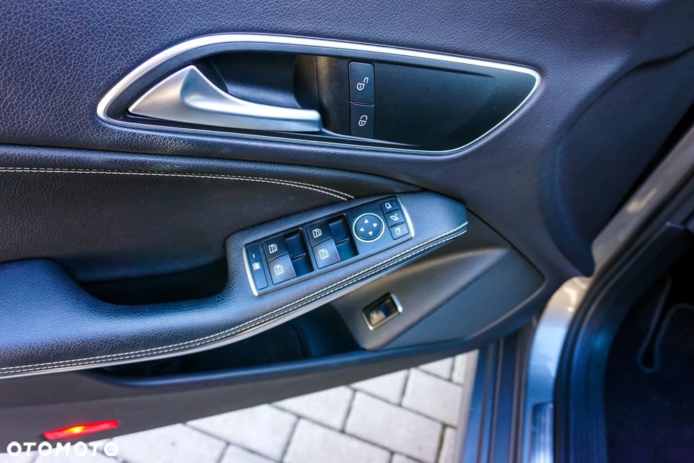 Mercedes-Benz CLA 200 7G-DCT UrbanStyle Edition - 23