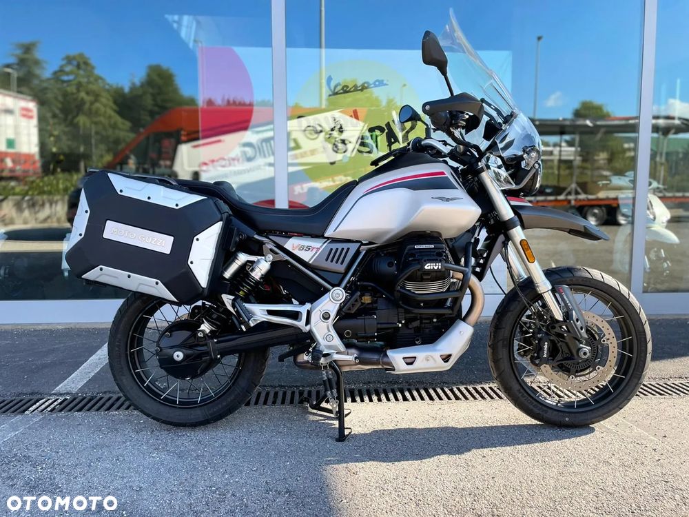 Moto Guzzi V85 - 1