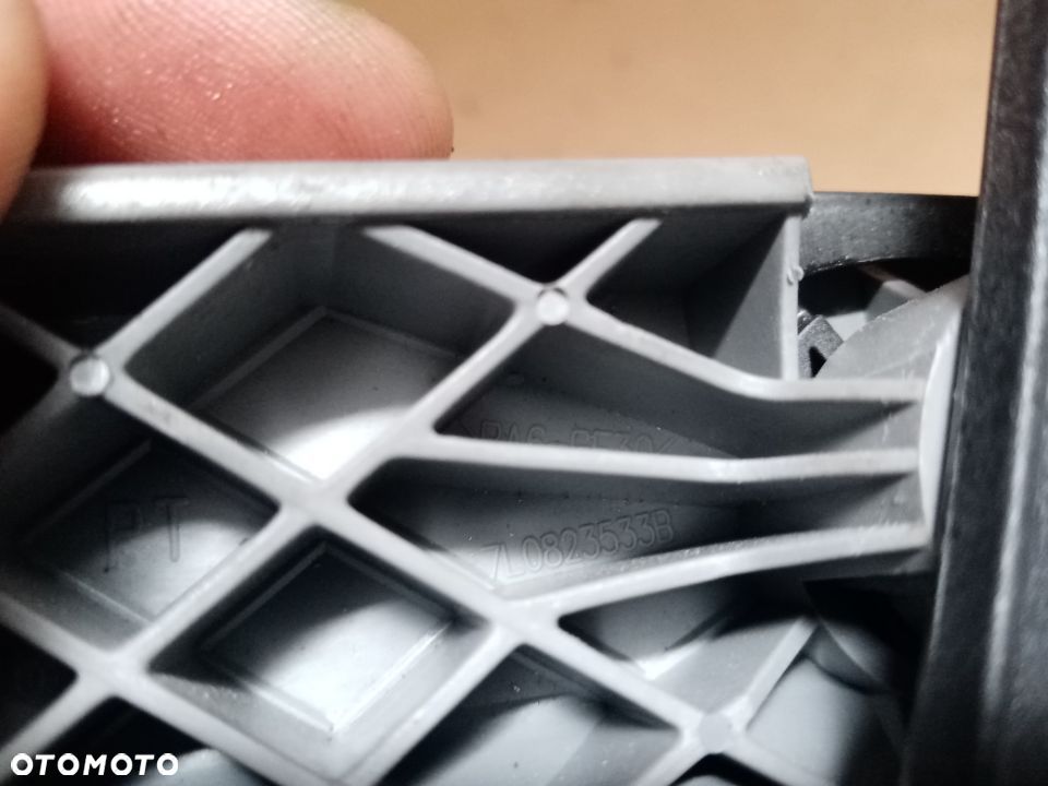 Klamka raczka dźwignia otwierania maski VW Touareg 7L0823633B 7L0823533B - 4