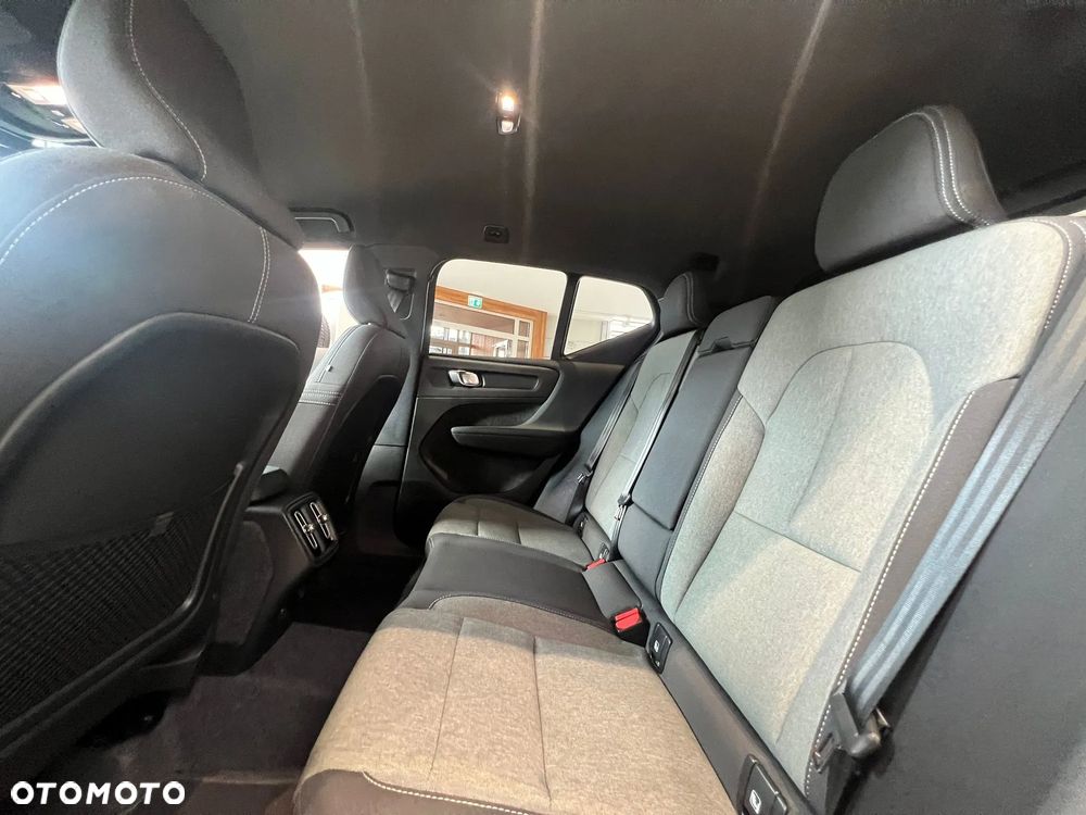 Volvo XC 40 B4 AWD Plus Dark - 24