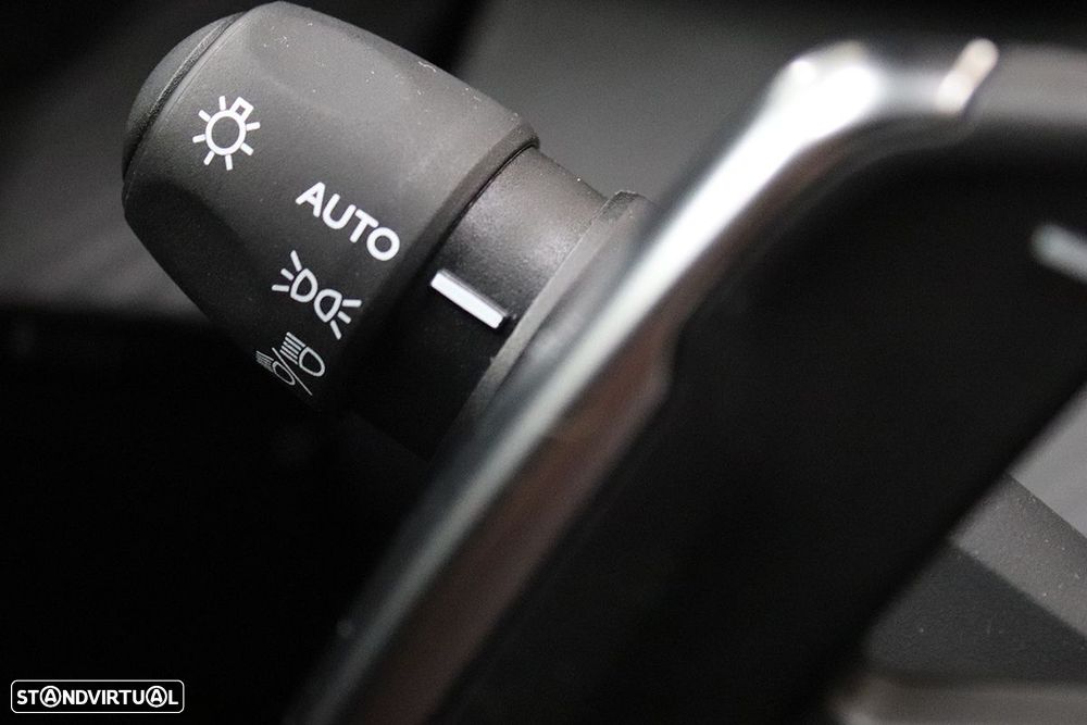 Peugeot 2008 1.2 PureTech Allure EAT8 - 17