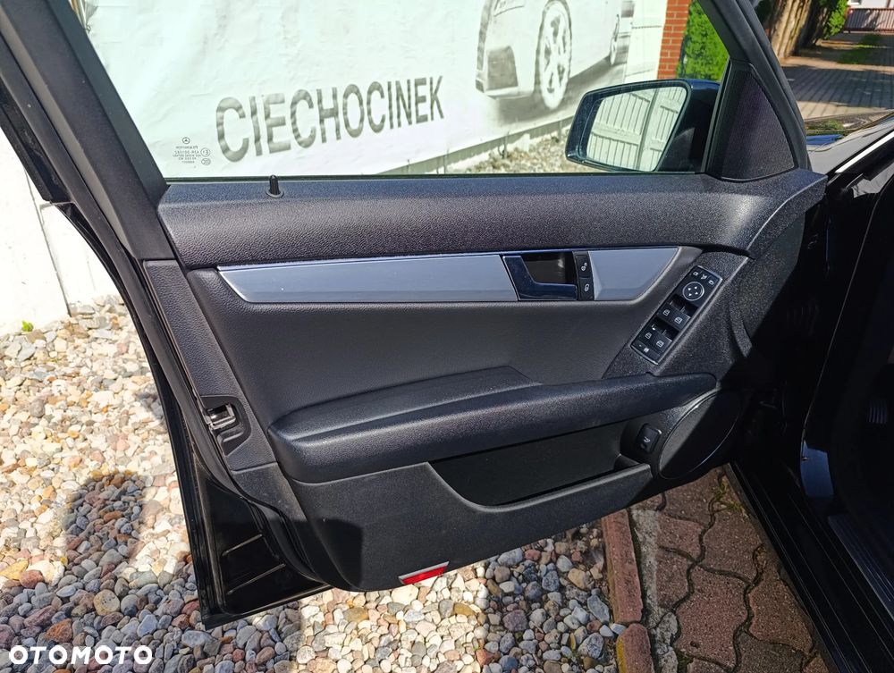 Mercedes-Benz Klasa C 180 CGI Automatik BlueEFFICIENCY Avantgarde - 16