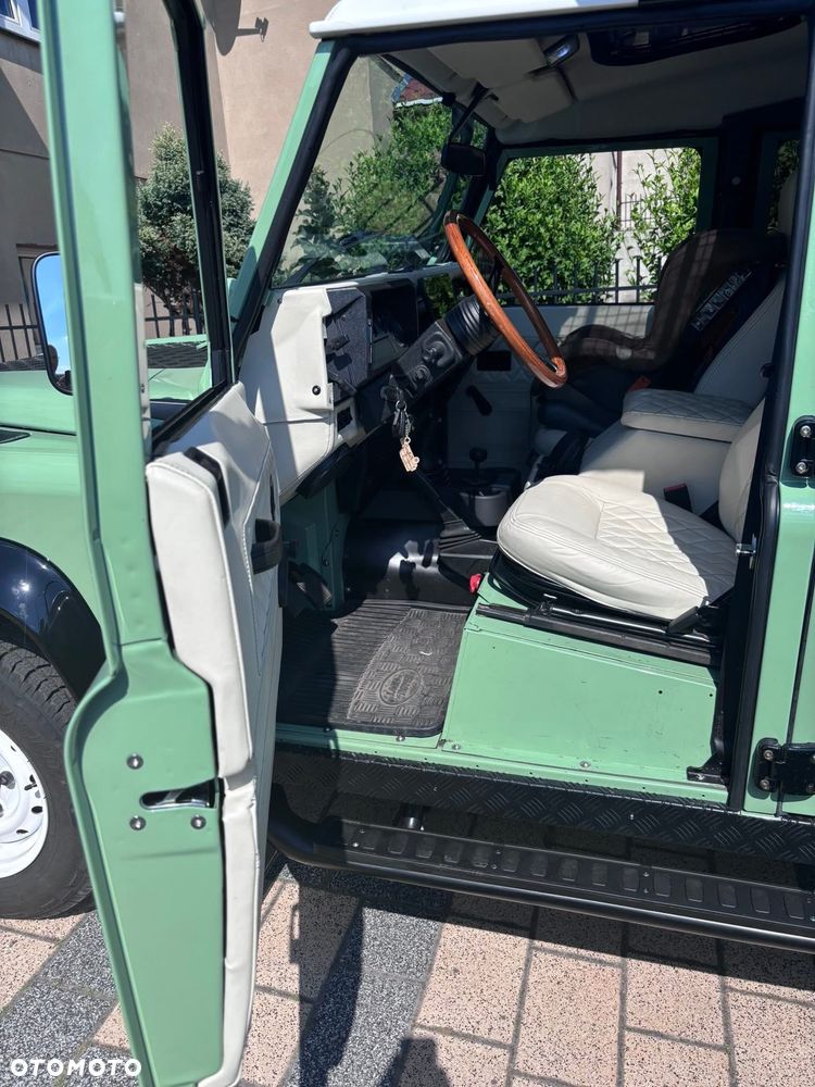Land Rover Defender - 4