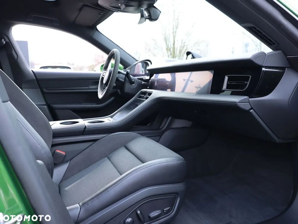 Porsche Taycan 4 Cross Turismo - 17