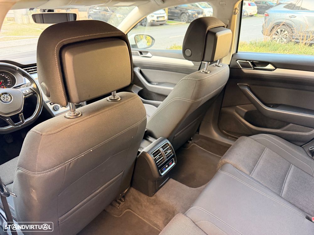 VW Passat Variant 2.0 TDi Confortline - 23