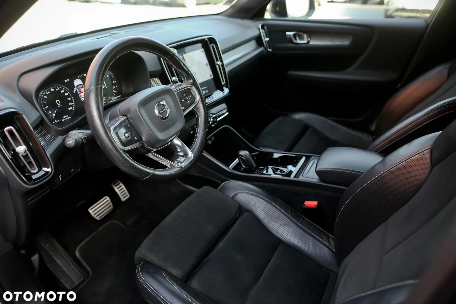 Volvo XC 40 D4 AWD Geartronic R-Design - 24