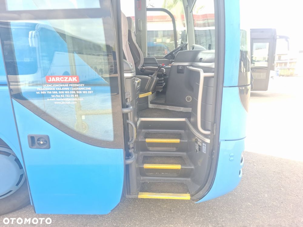 MAN LION'S COACH - 18