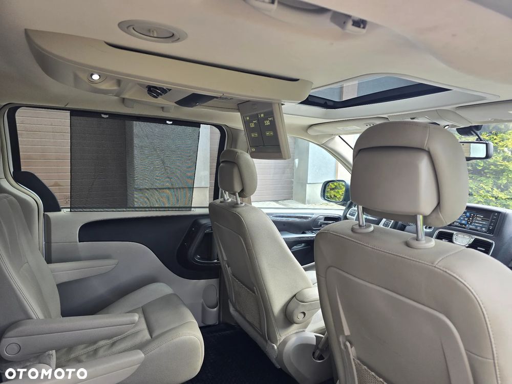 Chrysler Town & Country - 18