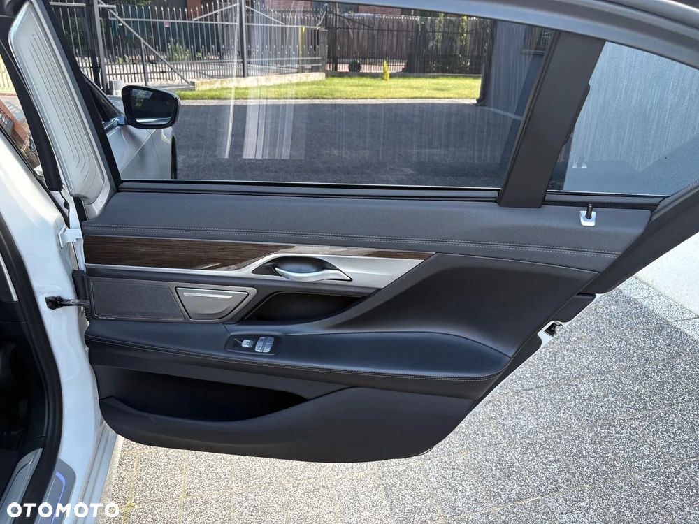 BMW Seria 7 740Li - 14
