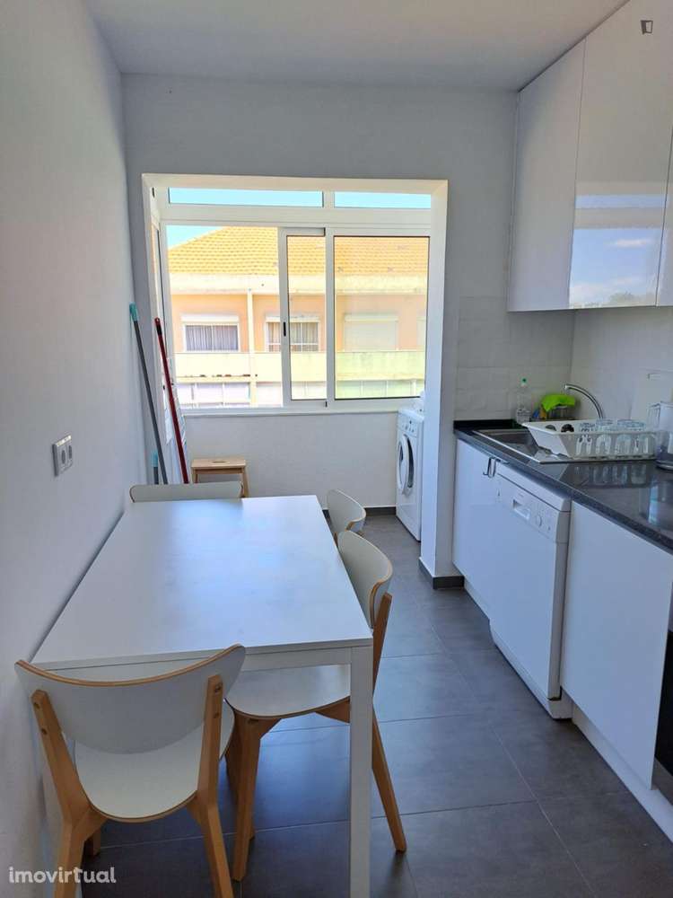 Quarto - localizado em Caparica Lisbon - Grande imagem: 4/7