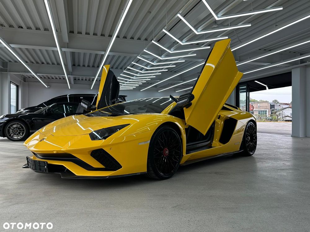 Lamborghini Aventador - 1