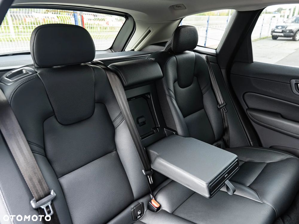 Volvo XC 60 B4 B Plus Dark - 27