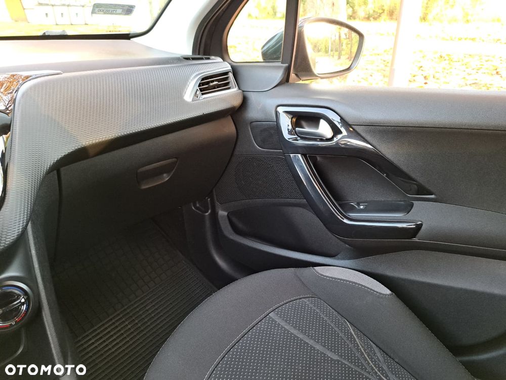 Peugeot 208 - 17