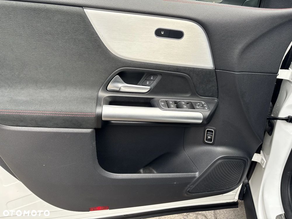 Mercedes-Benz GLA - 12