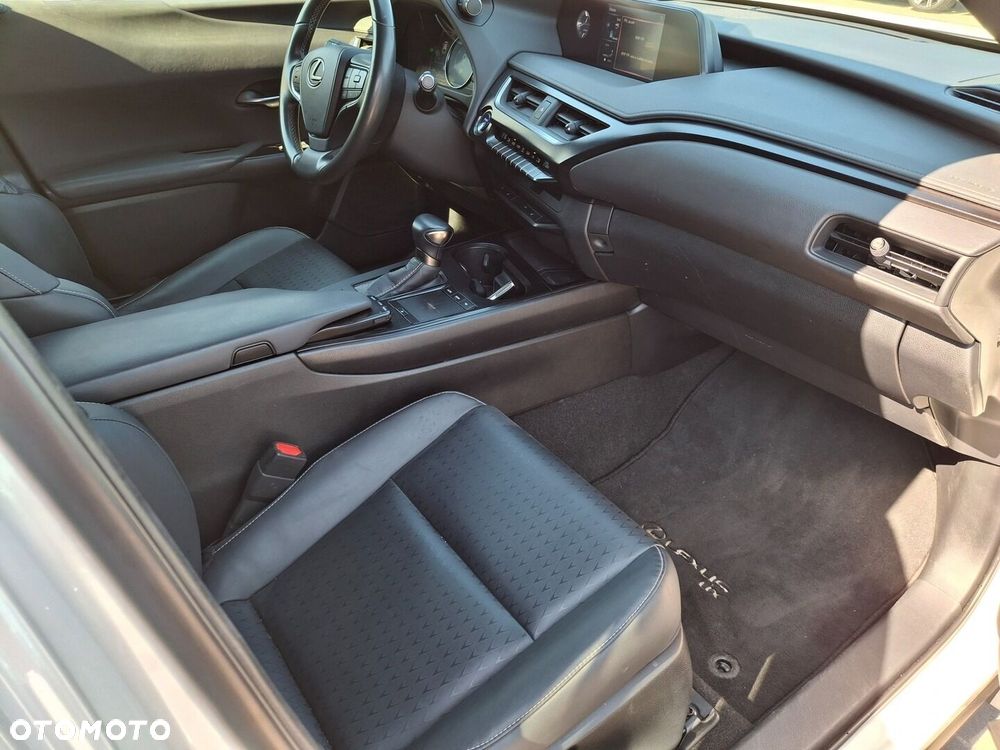 Lexus UX - 18