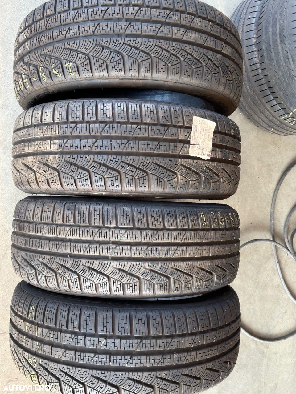 Vând 4 anvelope 235/50/19 pirelli de iarnă ca noi - 1