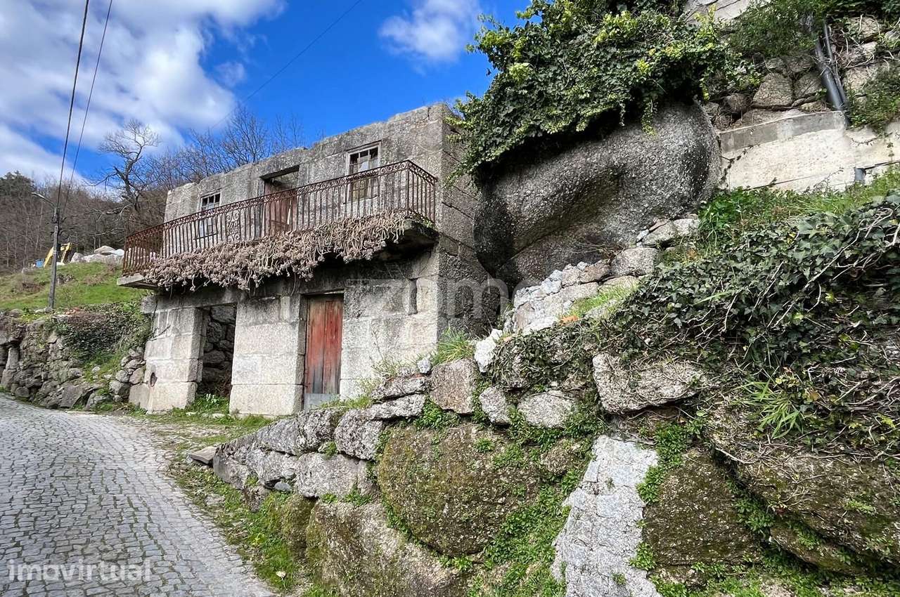 Casa centenária para reconstrução em Ansiães, Amarante - Grande imagem: 5/42
