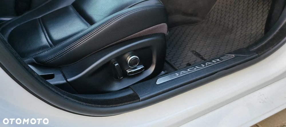 Jaguar XE 2.0 D180 HSE - 19