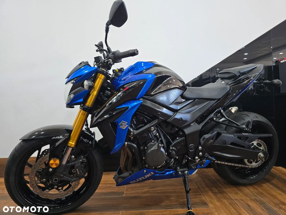 Suzuki GSX - 6
