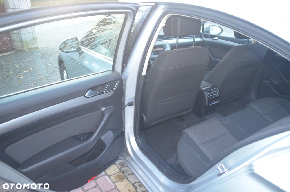 Volkswagen Passat 1.6 TDI SCR DSG Business - 11