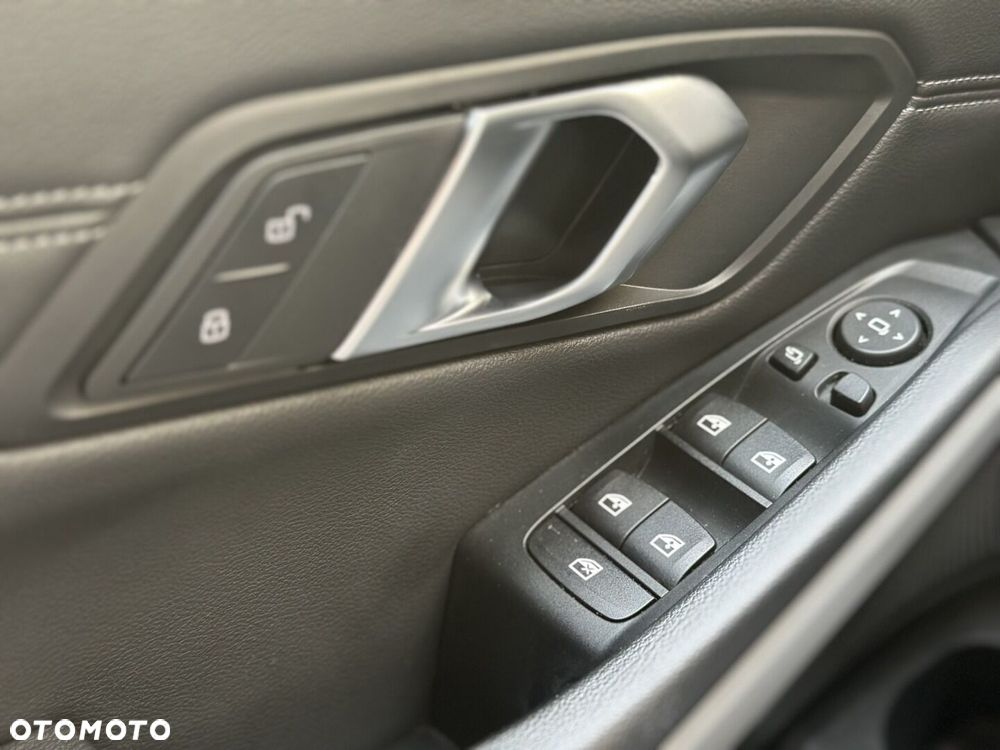 BMW Seria 3 330i xDrive Advantage - 40