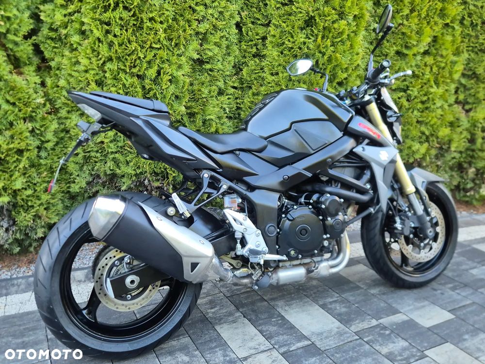 Suzuki GSR - 3