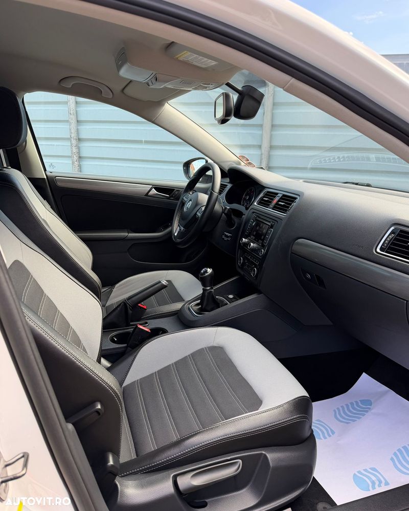 Volkswagen Jetta 2.0 TDI Highline - 8