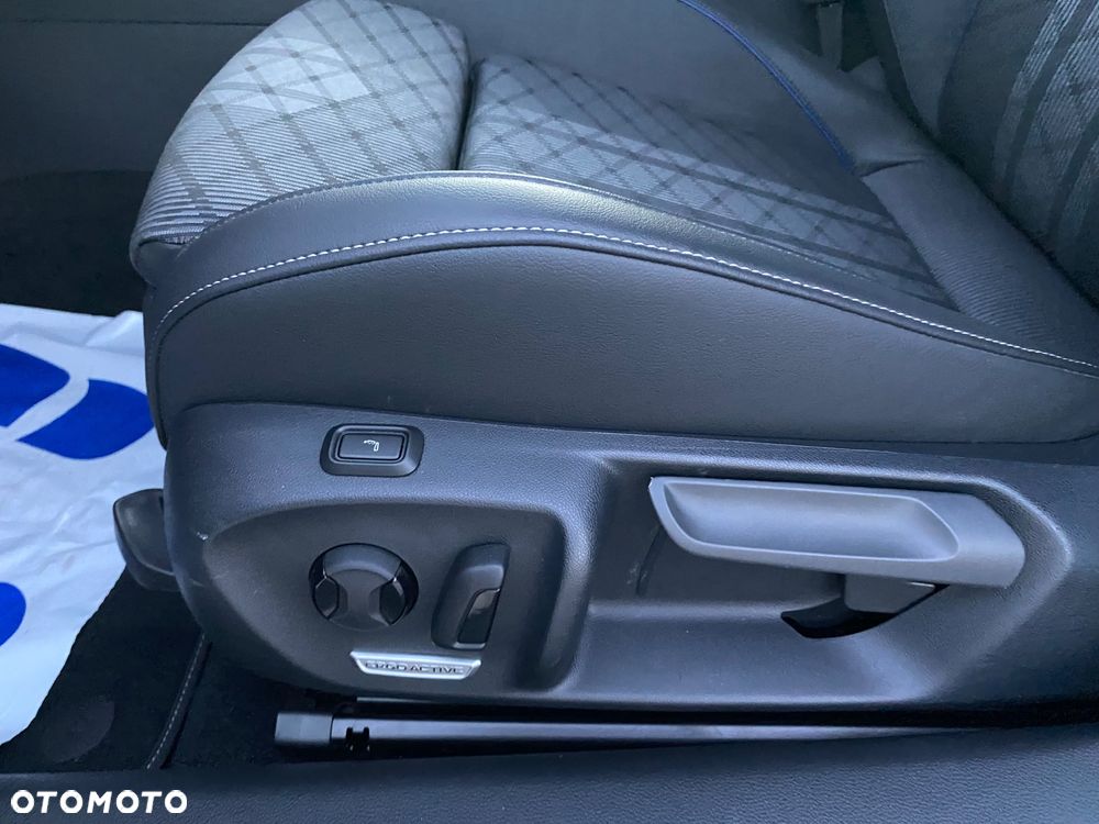 Volkswagen Passat Variant 2.0 TDI SCR DSG R-Line - 23