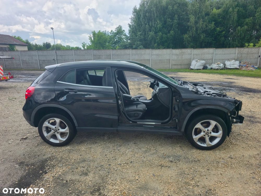 Mercedes-Benz GLA 200 d 7G-DCT - 4