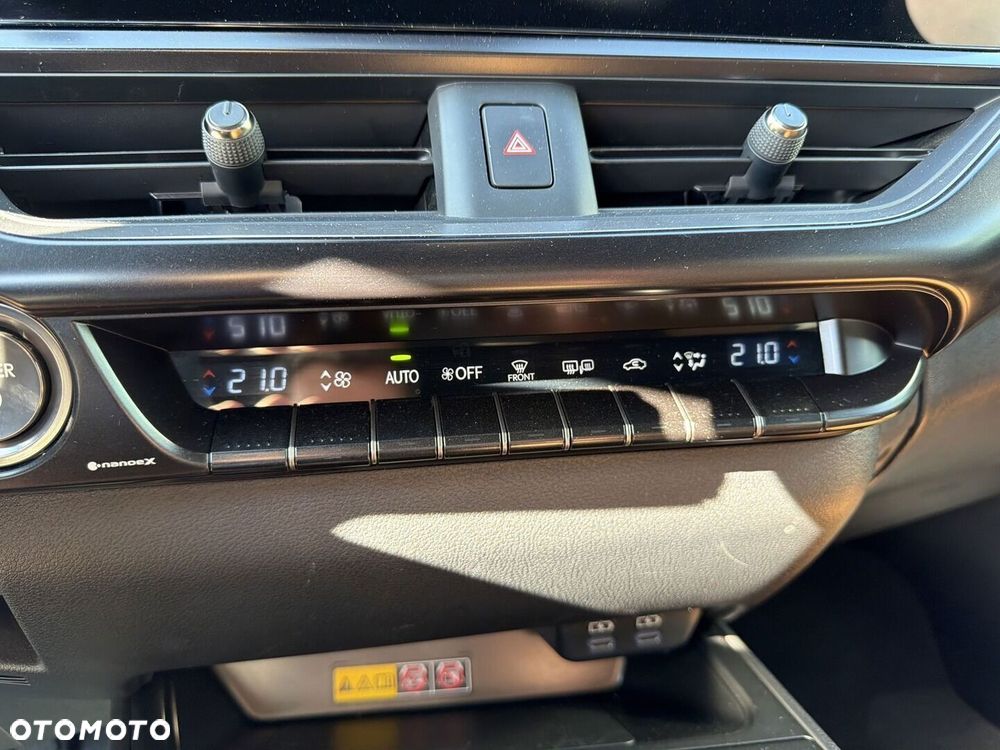 Lexus UX 300h F Sport Design - 26
