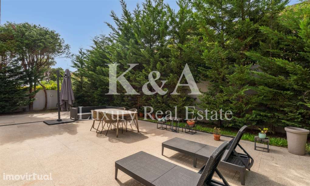 Moradia T4+1 com quatro frentes em zona nobre de Leça da Palmeira. - Grande imagem: 3/24